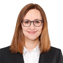 Ein Profilbild von Julia Müßen, die sich um die kauf­männischen und adminis­tra­tiven Tätig­keiten am Dort­munder Standort der BROCKHAUS AG kümmert