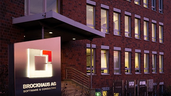 Eine Aufnahme in der Dämmerung zeigt die belebte Niederlassung der BROCKHAUS AG in Lünen