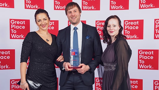 Ewelina Hütter, Gudio Nippe und Helen Lawatscheck nehmen stellvertretend den Preis Deutschlands Beste Arbeitgeber 2020 entgegen