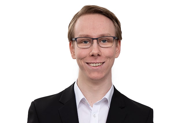 Portraitfoto von Auszubildendem der BROCKHAUS AG, der lächelt in die Kamera lächelt